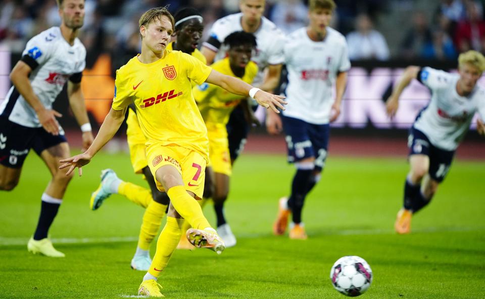 Andreas Schjelderup måtte til pletten to gange for at sende FCN på 2-1, da der blev dømt omspark, første gang han satte bolden ind. <i>Bo Amstrup/Ritzau Scanpix</i>