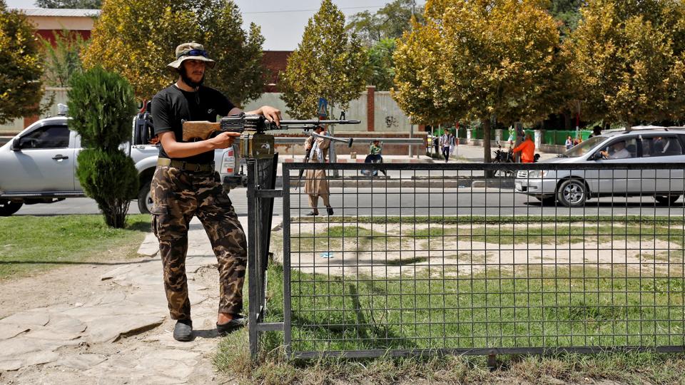 En Taliban-soldat ses her foran den russiske ambassade efter mandagens angreb. <i>Ali Khara/Reuters</i>