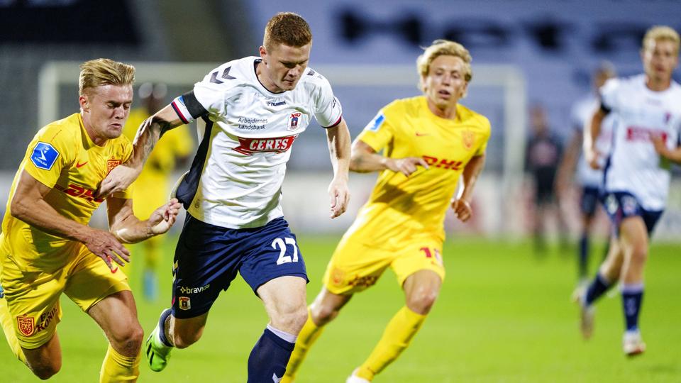 Sebastian Grønning i duel med FCN's Martin Frese og Mads Bidstrup under sin debutkamp for AGF mandag aften. <i>Bo Amstrup / Ritzau Scanpix/Ritzau Scanpix</i>