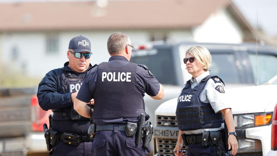 Canadisk politi satte efter knivangrebet i James Smith Cree Nation gang i en omfattende menneskejagt på de mistænkte bag angrebet. En af dem er nu fundet død. <i>David Stobbe/Reuters</i>