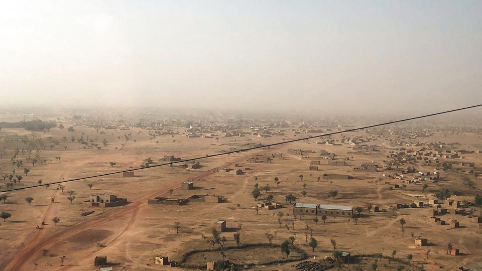 Mandag blev en konvoj ramt af en vejsidebombe mellem byerne Djibo og Bourzanga i Burkina Faso. På billedet ses byen Djibo i februar sidste år. (Arkivfoto). <i>Sam Mednick/Ritzau Scanpix</i>
