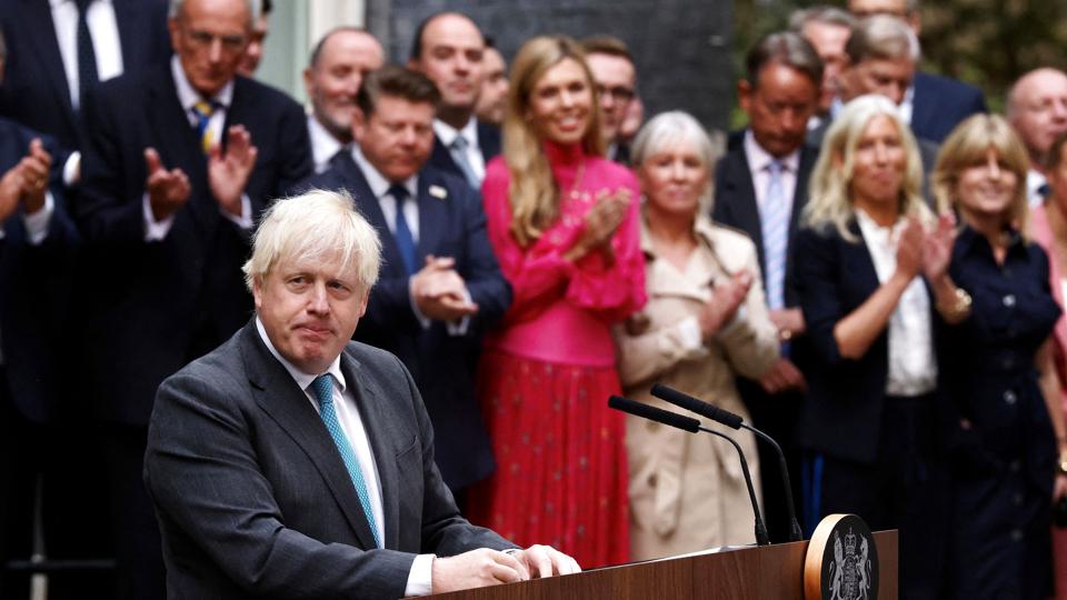 Boris Johnson forlod Downing Street tidligt tirsdag efter en kort afskedstale uden for embedsboligen. - Dette er en hård tid for vores økonomi, men vi vil klare os gennem denne krise, sagde han i den korte tale, hvor han lovede at støtte den nye kommende regering under den 47-årige Liz Truss. <i>Kevin Coombs/Reuters</i>