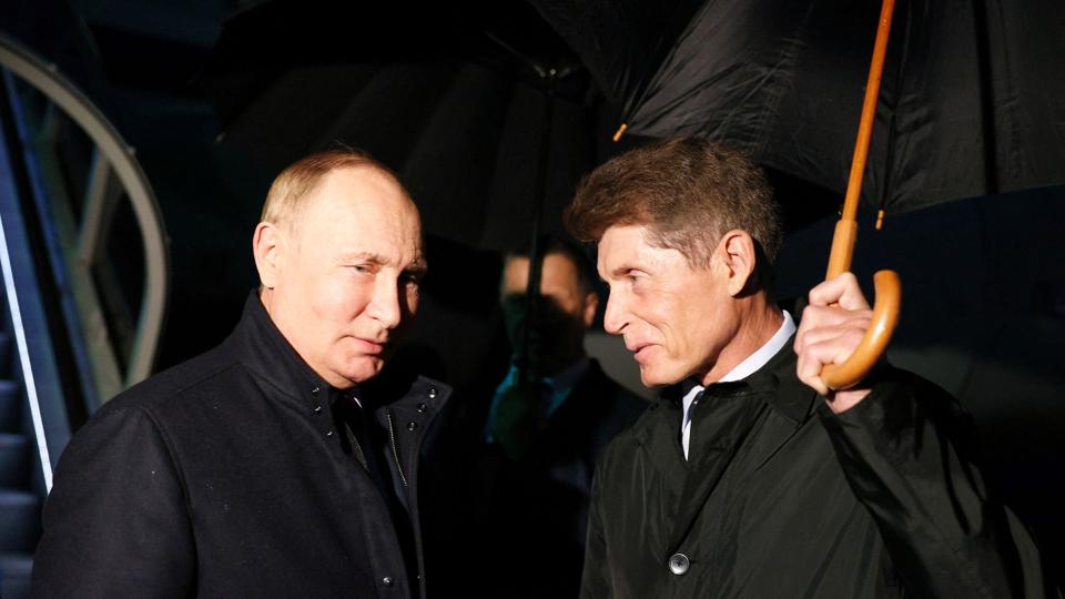 Ruslands præsident, Vladimir Putin, ved ankomsten til Vladivostik hvor han blev modtaget af guvernøren fra Primorskij Regionen,  Oleg Kozhemjako.  Putin besøgte fælles militærøvelse med Kina og Indien. <i>Sputnik/Reuters</i>