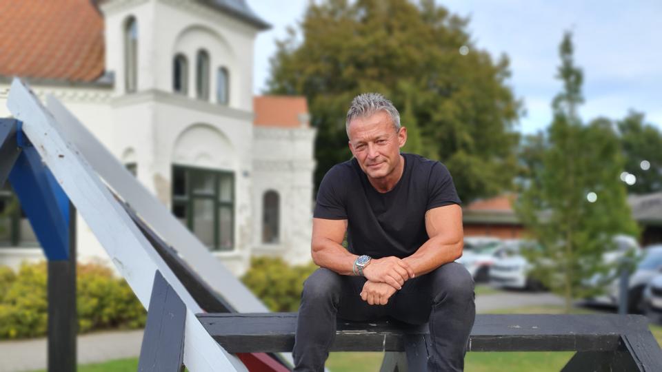 René Dahl Andersen deltog mandag i fejringen af Hørby Efterskoles 50 års-jubilæum ved at holde sit foredrag 'Hærdet'. <i>Foto: Simon Jensen</i>