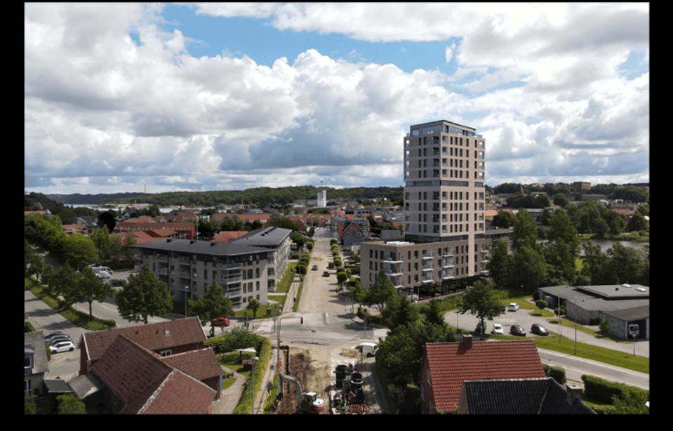 Planerne om at bygge et højhus i 15 etager centralt i Hobro har fået naboer på barrikaderne.  <i>Visualisering udført af arkitektfirmaet Bjørk og Maigaard</i>