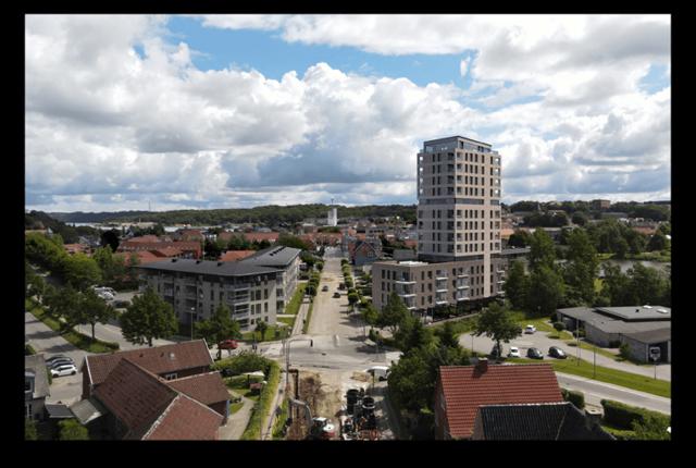 Sådan kan et nyt boligbyggeri i 15 etager på Klochhusgrunden, Jernbanegade 15 i Hobro, komme til at se ud. Hvad synes byen om det?