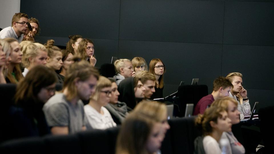 42 procent af de nyuddannede akademikere svarer i spørgeskemaundersøgelsen Danmarks Studieundersøgelse, at de oplever overgangen til arbejdslivet som svær. (Arkivfoto). <i>Kasper Palsnov/Ritzau Scanpix</i>
