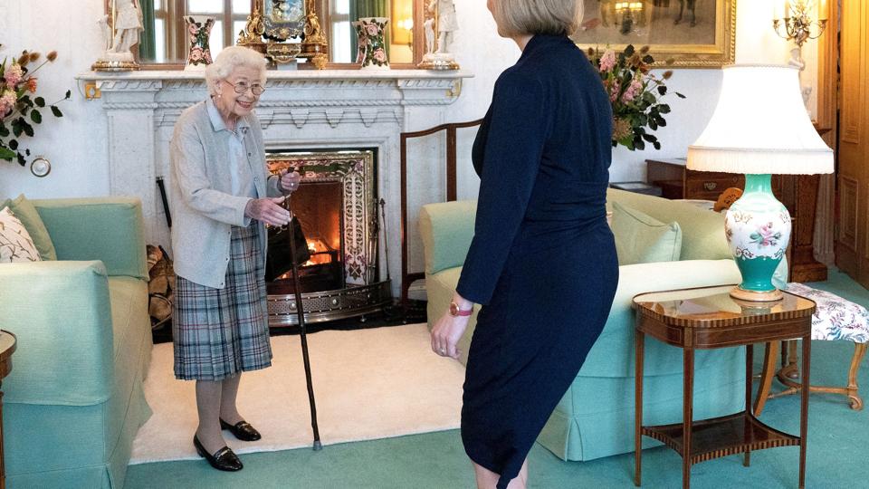 - Dronningen tog ved en audiens i dag i mod den ærværdige Elizabeth Truss, medlem af parlamentet, og bad hende danne en ny regering, hedder det i en erklæring fra Buckingham Palace, som fastslår, at Truss imødekom monarkens ønske. <i>Pool/Reuters</i>