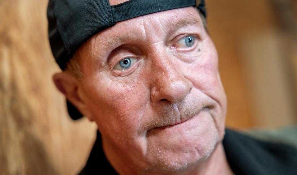 Allan har fået nyt livsindhold på gården Øster Holmgaard. - Jeg har aldrig lagt skjul på, at jeg er alkoholiker. Jeg kan ikke lyve, siger han. <i>Foto: Lars Pauli</i>