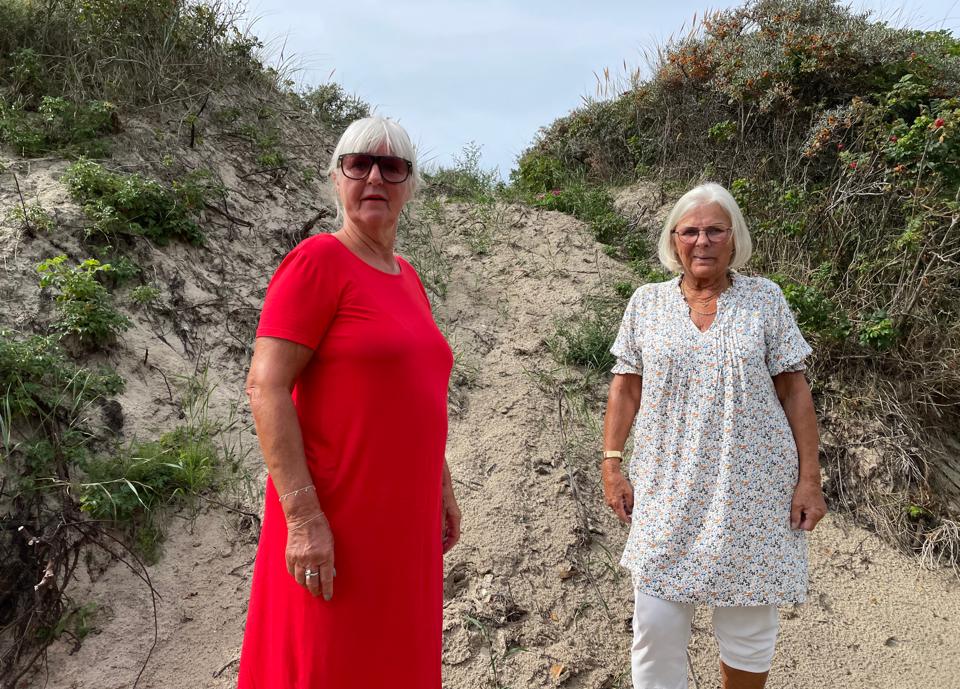 Charlotte Schönhoff og Bente Würgler foran den sti, som Jammerbugt Kommune valgte at etablere som erstatning for den oprindelige sti. Den er siden erstattet af en anden sti, som endnu er for stejl, mener sommerhusbeboere. <i>Foto: Lone Hejlskov</i>
