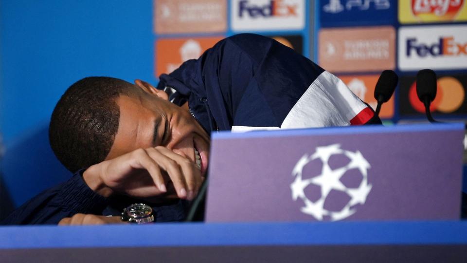 Kylian Mbappé nærmest vred sig i grin, da han blev stillet et spørgsmål om klimaforandringer på mandagens pressemøde. <i>Franck Fife/Ritzau Scanpix</i>