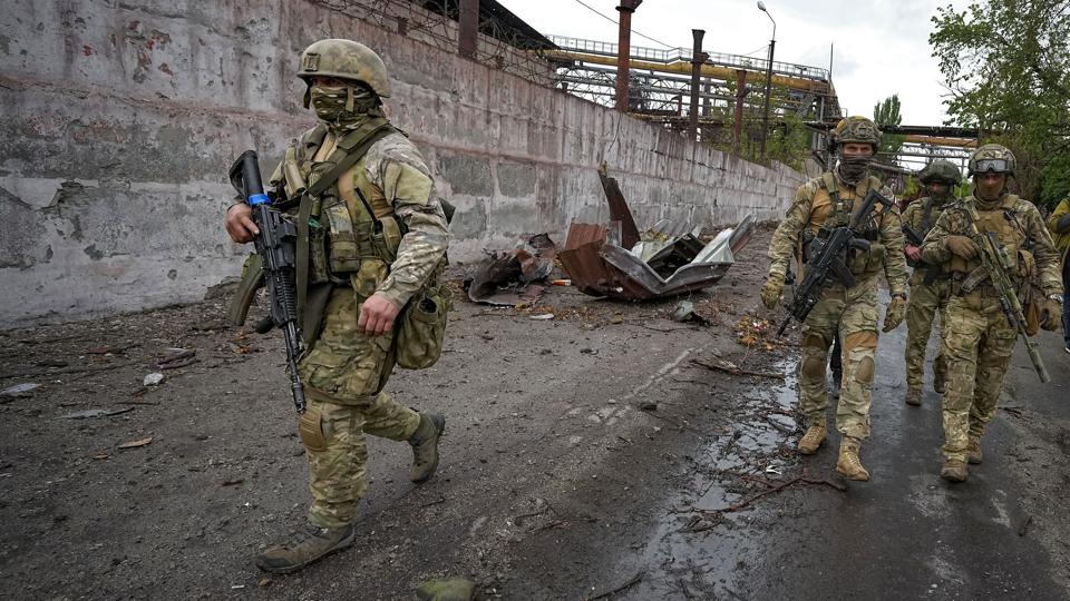 Russiske soldater patruljerer i Mariupol, som blev indtaget af russiske styrker tidligere på året. (Arkivfoto) <i>Uncredited/Ritzau Scanpix</i>
