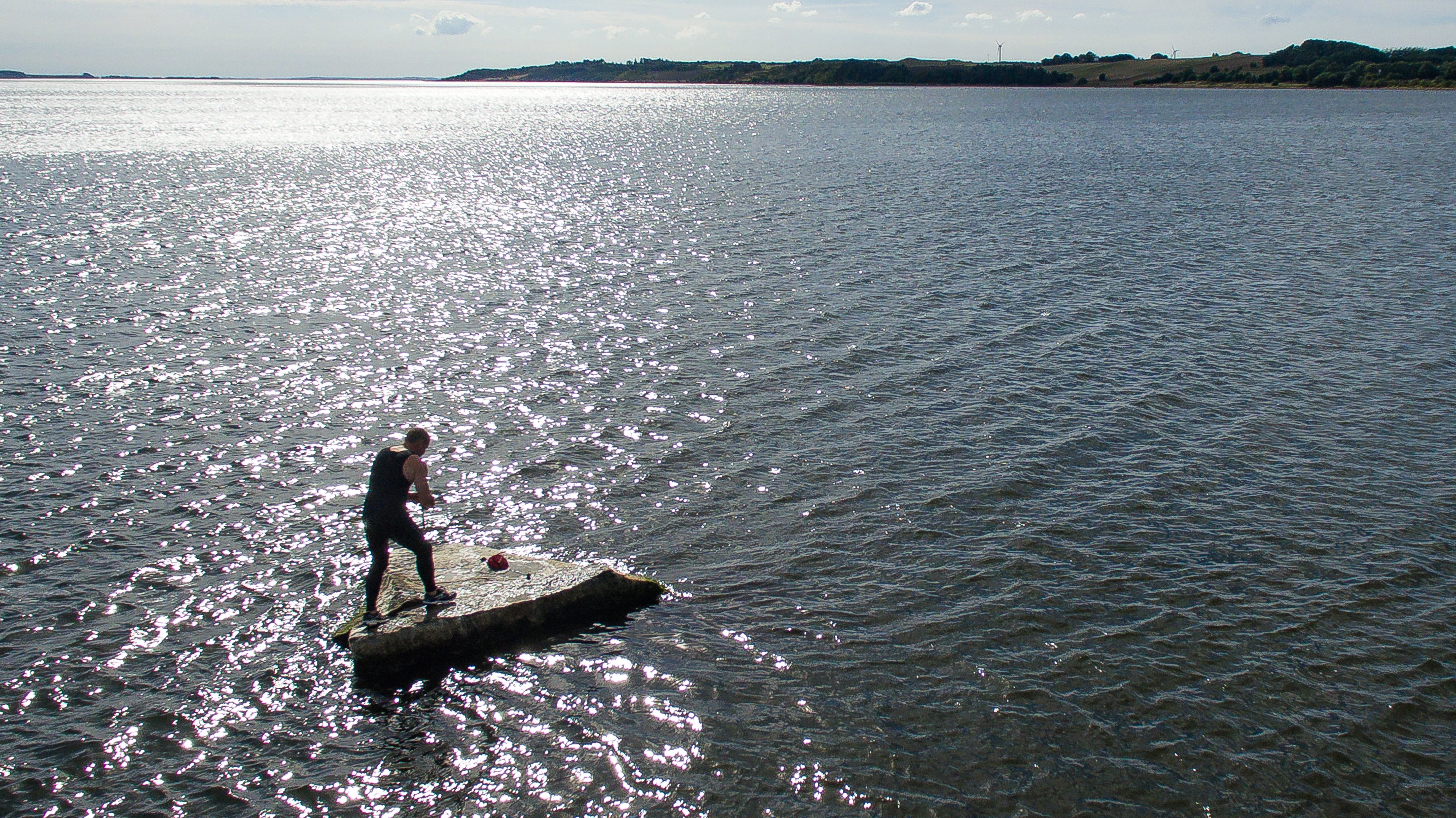 Stor sten - men hvor stor? Geolog svømmede ud til "Sælstenen" i Limfjorden