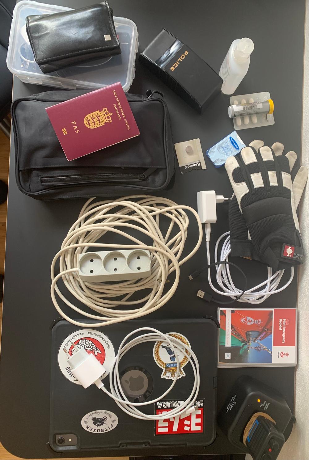 I rygsækken er der IPad med lader. Catrot (bruges sammen med IPad til navigation) med tilhørende kabel. Forlængerledning. Håndholdt VHF (havnelodser). Wifi modem med lader til firmaets kunder – det betyder, at besætningerne kan komme i kontakt med deres familier, og det er ikke sjældent de samles om modemmet, så de kan høre nyt hjemmefra. Pas – en sjælden gang sker det, at vejret er så dårligt, at en lods må tage med skibet til fx England eller Holland, hvis aftagning er for risikabel. Handsker til at bruge, når lodsen kravler op ad lodslejderen. Treo og Panodil. Solbriller. Ekstra batterier til lommelygte. Håndsprit. Lader til Telefonen. Emergency booklet. Earbuds mm. Tegnebog. Om vinteren har mange en ekstra jakke med, da det nemt bliver meget koldt på broen af mange skibe. I rygsækken er der IPad med lader. Catrot (bruges sammen med IPad til navigation) med tilhørende kabel. Forlængerledning. Håndholdt VHF (havnelodser). Wifi modem med lader til firmaets kunder – det betyder, at besætningerne kan komme i kontakt med deres familier, og det er ikke sjældent de samles om modemmet, så de kan høre nyt hjemmefra. Pas – en sjælden gang sker det, at vejret er så dårligt, at en lods må tage med skibet til fx England eller Holland, hvis aftagning er for risikabel. Handsker til at bruge, når lodsen kravler op ad lodslejderen. Treo og Panodil. Solbriller. Ekstra batterier til lommelygte. Håndsprit. Lader til Telefonen. Emergency booklet. Earbuds mm. Tegnebog. Om vinteren har mange en ekstra jakke med, da det nemt bliver meget koldt på broen af mange skibe.