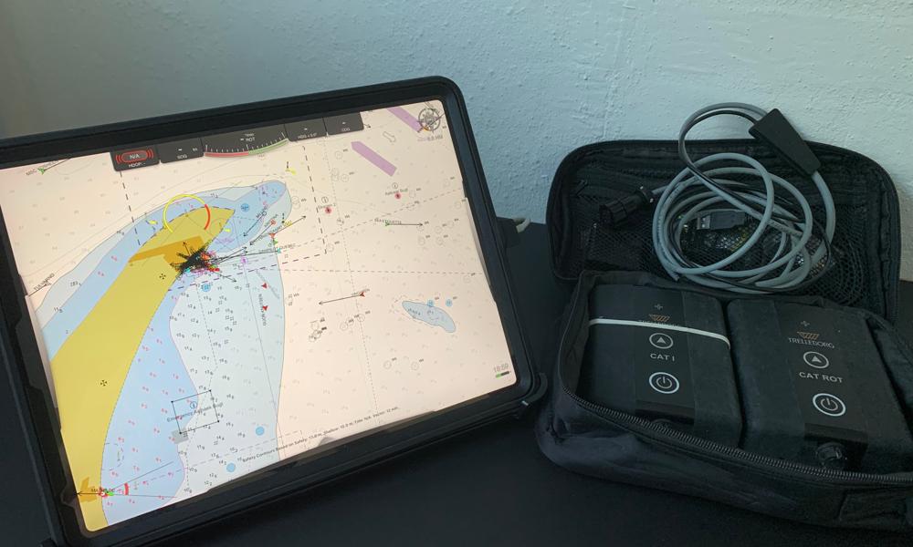 Catrot (bruges sammen med IPad til navigation) med tilhørende kabel. Forlængerledning. Håndholdt VHF (havnelodser. Catrot (bruges sammen med IPad til navigation) med tilhørende kabel. Forlængerledning. Håndholdt VHF (havnelodser.