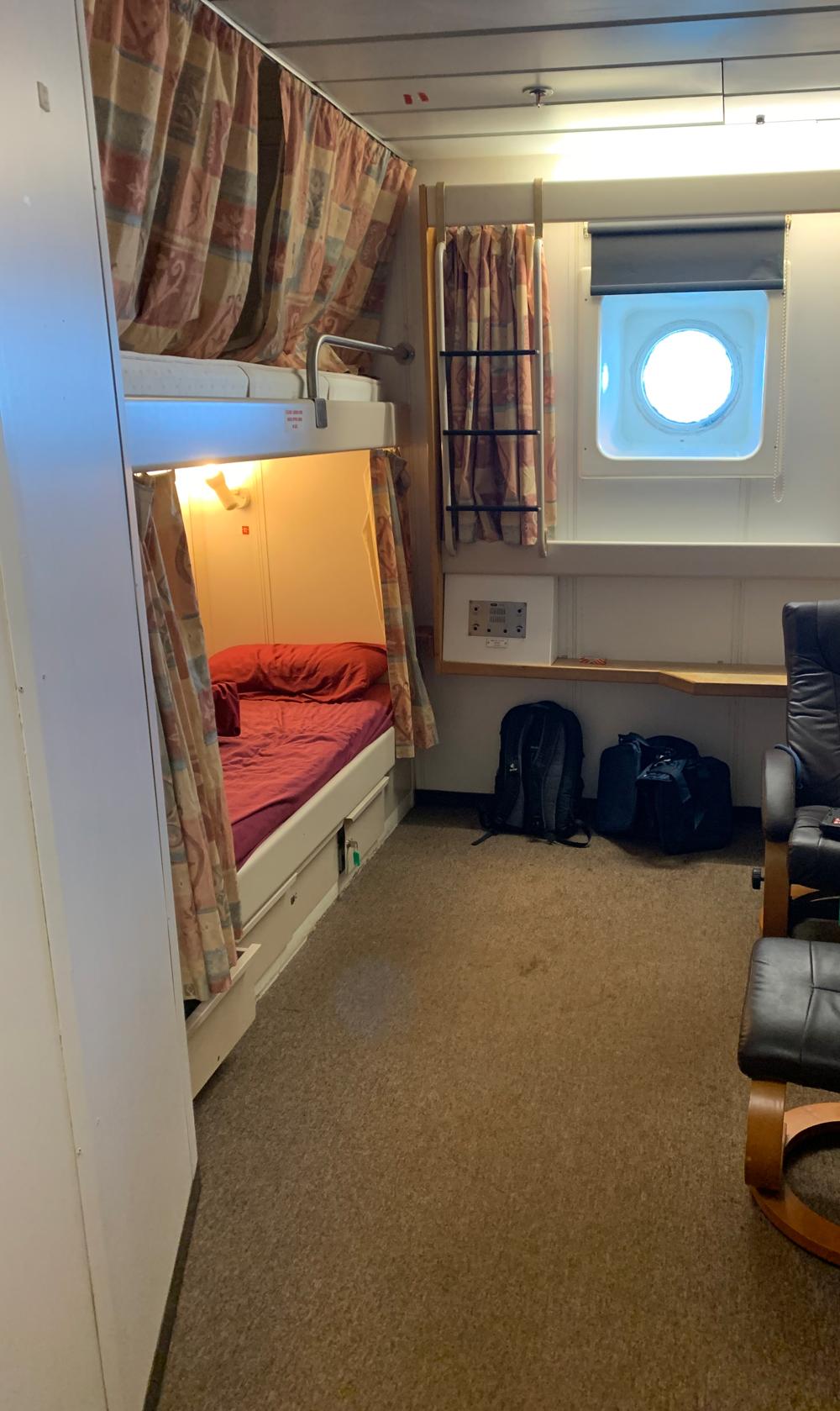 Køjerne er forskellige på skibene. Der er stor forskel på, om de er bløde eller hårde, og der er stor forskel på, hvor varmt eller koldt og hvor rent der er på kammeret. Derfor rejser mange lodser med en lagenpose eller en sovepose for hurtigt at kunne falde til ro i ukendte omgivelser. Køjerne er forskellige på skibene. Der er stor forskel på, om de er bløde eller hårde, og der er stor forskel på, hvor varmt eller koldt og hvor rent der er på kammeret. Derfor rejser mange lodser med en lagenpose eller en sovepose for hurtigt at kunne falde til ro i ukendte omgivelser.