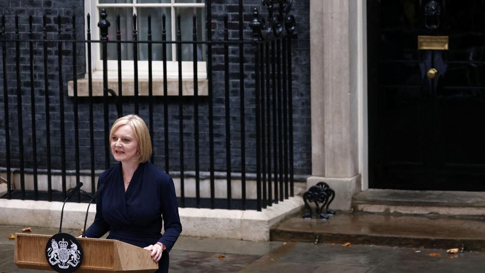 Liz Truss, nyudnævnt britisk premierminister, lover at ”ride stormen af” og genopbygge Storbritannien. Det siger hun i sin første udtalelse udenfor Downing Street 10 tirsdag. <i>Henry Nicholls/Reuters</i>