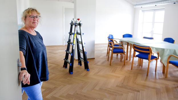 Inge Løgtholt er kasserer i foreningen - og hun bruger hver dag tid på byens fælles byggeprojekt bag kulissen. <i>Foto: Torben Hansen</i>