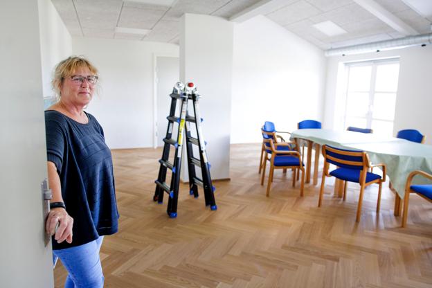 Inge Løgtholt er kasserer i foreningen - og hun bruger hver dag tid på byens fælles byggeprojekt bag kulissen. <i>Foto: Torben Hansen</i>