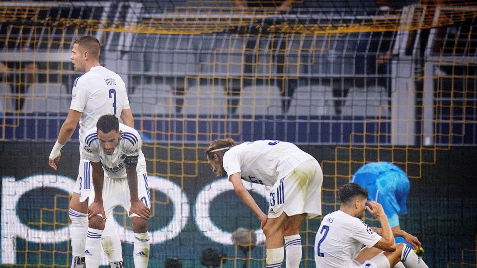 FCK-spillerne ærgrer sig efter at være blevet spillet tynde ved Dortmunds første mål på Signal Iduna Park. <i>Liselotte Sabroe/Ritzau Scanpix</i>