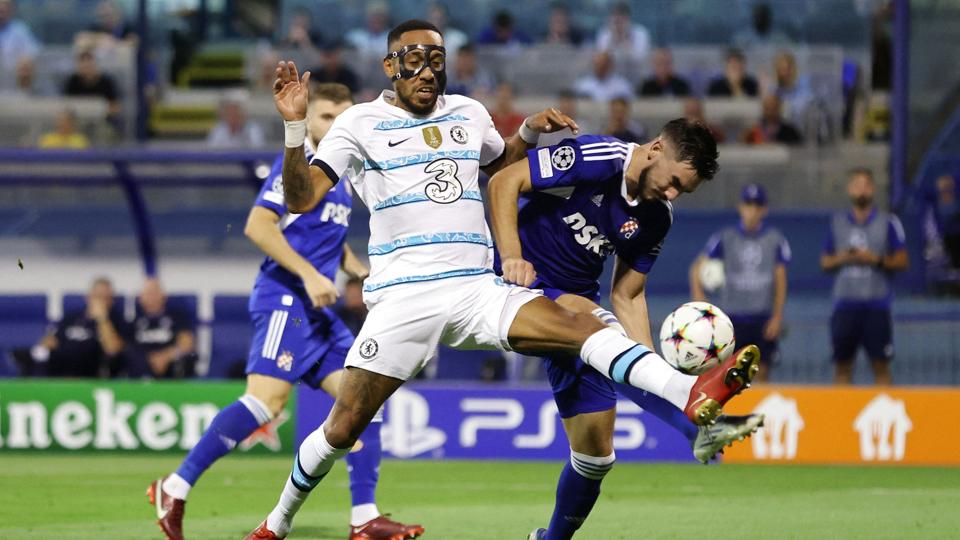 Pierre-Emerick Aubameyang (til venstre) fik ikke scoret i sin debut mod Dinamo Zagreb, som overraskede storklubben fra London. <i>Antonio Bronic/Reuters</i>