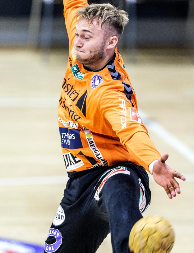 Rasmus Henriksen laver her en af sine syv redninger på 46 skud i tirsdagens hjemmekamp mod GOG. <i>Foto: Torben Hansen</i>