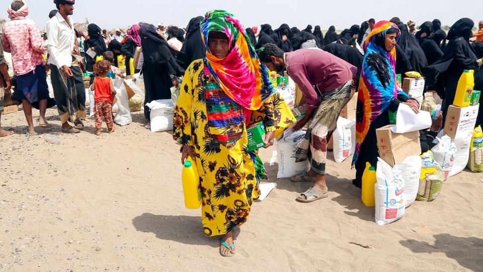 Yemenitter, der er fordrevet af konflikten i deres land, modtager mad og andre nødvendigheder i en lejr i den vestlige provins Hodeida i sidste uge. Efter en periode med relativ ro i Yemen har et nyt angreb kostet i alt 27 separatister og militante livet. <i>Khaled Ziad/Ritzau Scanpix</i>