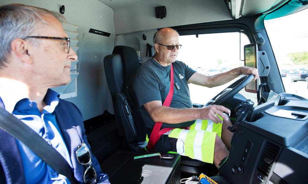 Høje-Taastrups borgmester Michael Ziegler fik en tur i den elektriske eActros sammen med chauffør Jan Lind.