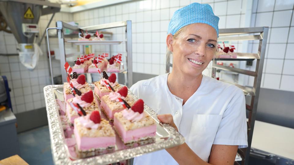 200 års jubilæet for sygehuset i Hjørring markeres onsdag 7. september. Til patienterne er der festlig jubilæumskage til eftermiddagskaffen. Bager Louise Larsen skal have 420 kager afsted. <i>Foto: Bente Poder</i>