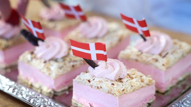Jubilæumskagen er en fragilitékage med hindbærsmousse og hindbærsmørcreme på toppen, <i>Foto: Bente Poder</i>