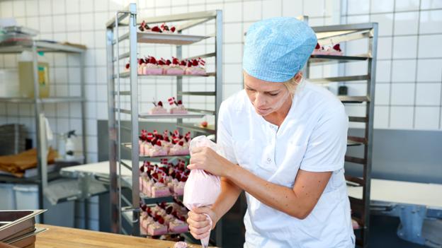 Louise Larsen er sygehusets bager, og har været tidligt oppe for at gjort kagerne klar. <i>Foto: Bente Poder</i>