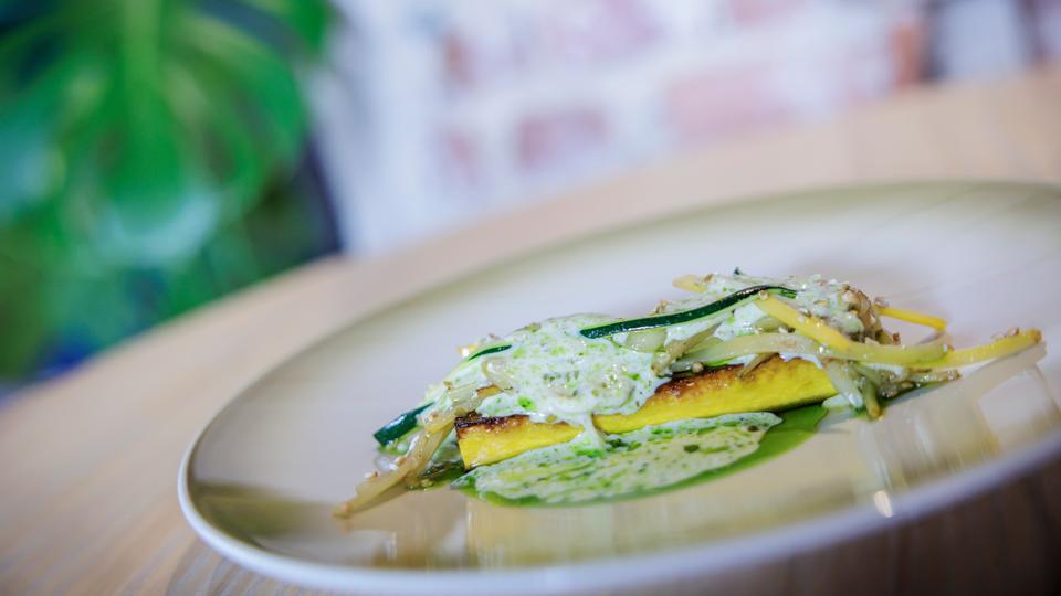 Restaurant Emil er en ny fiskerestaurant i Aalborg, der har én gourmetmenu kun med fiskeretter. Her er det squash med muslingesauce. <i>Foto: Martin Damgård</i>