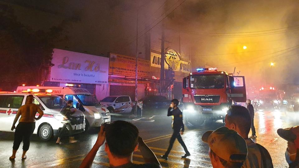 Redningsmandskab og brandfolk ved brændende karaokebar tirsdag aften nord for Ho Chi Minh by. Mindst 12 personer omkom og 11 blev kvæstet. <i>Str/Ritzau Scanpix</i>