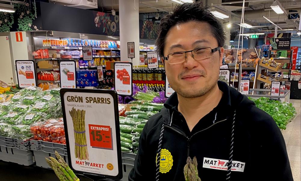 Ruey-Hwa Lin, handlare på Matarket, går tillsammans med butiken över till Hemköp. Ruey-Hwa Lin, handlare på Matarket, går tillsammans med butiken över till Hemköp.
