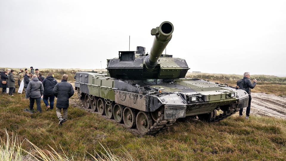 Det er kampvogne som denne - en Leopard 2A7 - som afskibes til Estland fredag. (Arkivfoto). <i>Henning Bagger/Ritzau Scanpix</i>