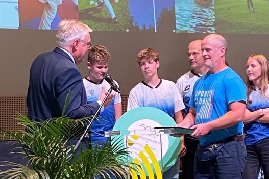 Hjørring Badminton Klub modtog Foreningsprisen 2021 og en check på 5000 kroner. <i>Foto: Nicholas Krobath Olesen</i>