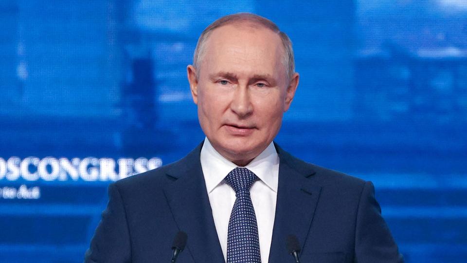 I en tale ved det årlige økonomiske forum i Vladivostok siger den russiske leder, Vladimir Putin, at Rusland er styrket i en ny selvstændig kurs efter invasionen af Ukraine. <i>Sergei Bobylyov/Ritzau Scanpix</i>