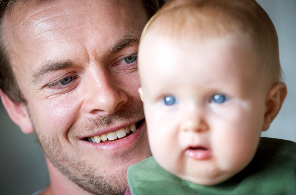 Læge Kristian Nilsson Vistisen har sammen med sin hustru, der også er læge, købt hus i Thisted. Lige nu er han på barselsorlov med datteren Astrid. <i>Foto: Bo Lehm</i>