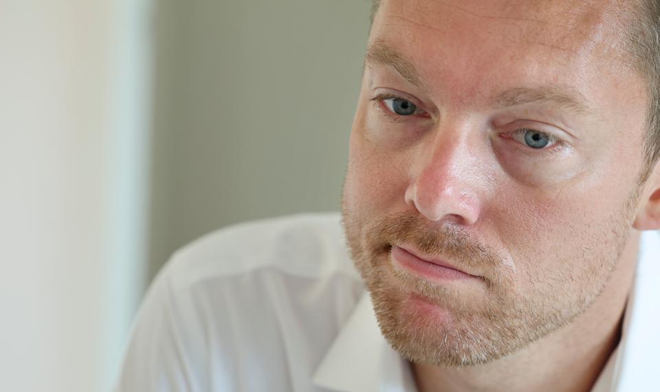 - Han blev ved med at tro, at han kunne det hele selv, og vi skulle læse hans tanker. Vi medarbejdere manglede bare en leder, der kunne formidle, hvordan vi skulle bære os ad og følge det til dørs, siger Kim Pedersen. <i>Foto: Bente Poder</i>