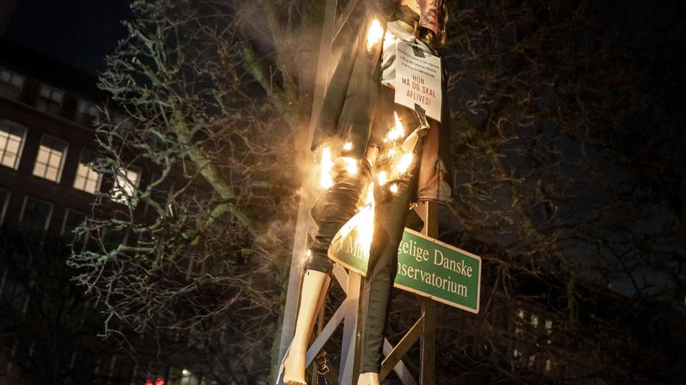 En dukke forestillende Mette Frederiksen (S) blev hængt op med et skilt om halsen med teksten: "Hun må og skal aflives" i forbindelse med en Men in Black-demonstration i København 23. januar 2021. Tre mænd er tiltalt for at true statsministeren, men nægter sig skyldige. (Arkivfoto). <i>Mads Claus Rasmussen/Ritzau Scanpix</i>