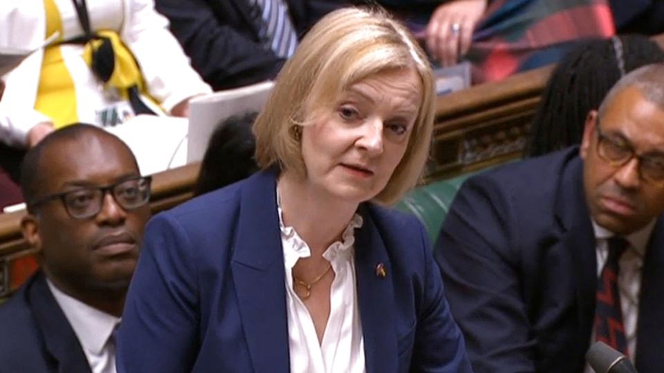 - Jeg er imod at lade virksomheder betale gennem energiafgifter. Det er forkert at skræmme virksomheder væk fra investeringer i Storbritannien med afgifter, sagde den nyindsatte premierminister, Liz Truss, da hun onsdag for første gang skulle svare på spørgsmål i parlamentet som regeringschef. <i>-/Ritzau Scanpix</i>