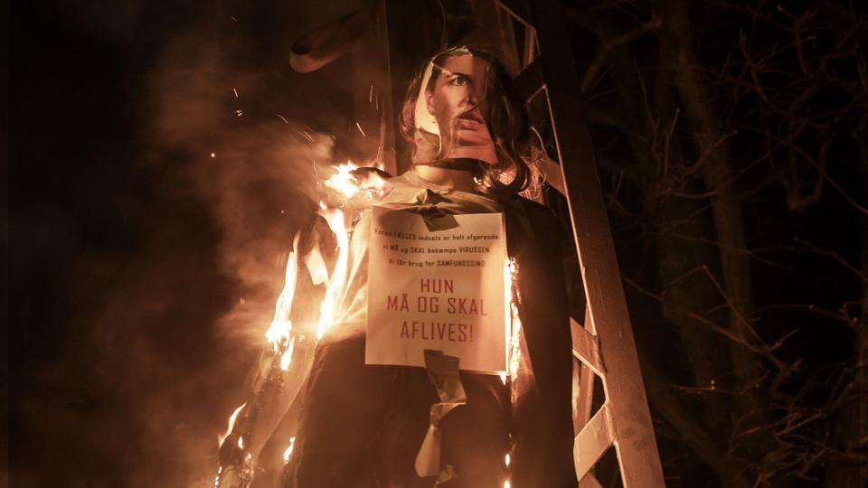 Ved en demonstration i 2021 blev der brændt en dukke, som forestillede statsminister Mette Frederiksen (S) og havde et skilt med teksten: "Hun må og skal aflives". Tre mænd er tiltalt for at true statsministeren ved at hænge dukken. (Arkivfoto). <i>Mathias Svold/Ritzau Scanpix</i>