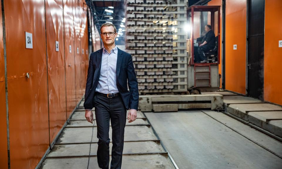 Virksomheden har brugt mange kræfter på at omstille til den nye brændselskilde, fortæller direktør Thomas Piper. <i>Foto: michael@octomedia.dk</i>