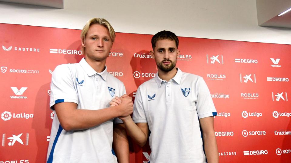 Kasper Dolberg (til venstre) og den belgiske angriber Adnan Januzaj blev onsdag præsenteret i Sevilla. Danskeren har allerede spillet to kampe for klubben. <i>Cristina Quicler/Ritzau Scanpix</i>