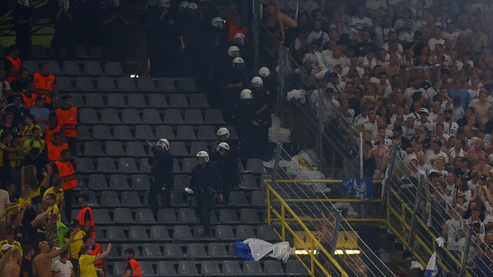 Politiet var massivt til stede under tirsdagens Champions League-kamp mellem Dortmund og FCK. <i>Kai Pfaffenbach/Reuters</i>