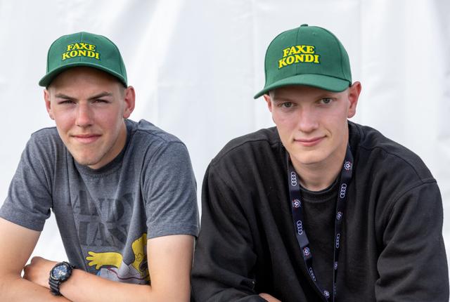 Mikkel Mertz og Nikolaj Clausen er med i ungdomsklubben Nemizis, og de bemander blandt andet vejspærringer under Dana Cup. Foto: Kim Dahl Hansen
