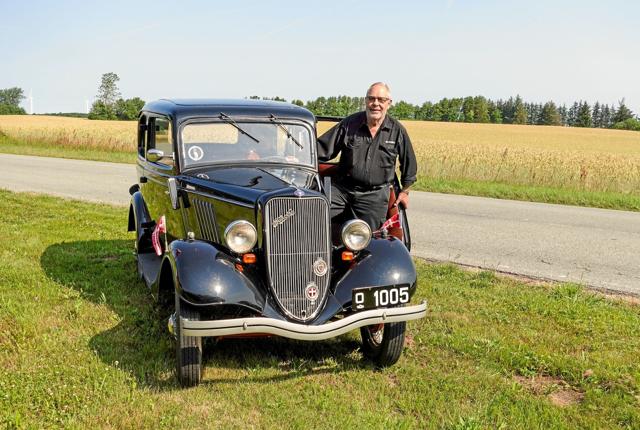 Boris Haslund Sørensen med sin Ford Y fra 1934. Bilen er totalrenoveret, synet og køreklar endda med de historiske nummerplader O 1005. Foto: Niels Helver
