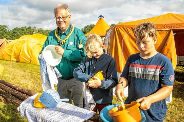 Mogens Gade klarer opvasken sammen med Linus Jakob Hansen og Tobias Bohøj fra KFUM-spejderne i Skovsgaard. Foto: Jesper Hansen