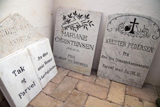 En lang række gravsten fra nedlagte gravsteder er forsvundet fra kirkegården i Hirtshals. Arkiv/genrefoto