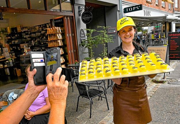 Pernille Tophus præsenterede den flotte ”Go Jonas” flødebolle, og den trak straks opmærksomhed fra de passerende på gaden. Foto: Ole Iversen